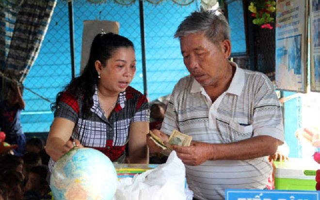 Ông già 80 tuổi nuôi ước mơ dạy chữ ở Biển Hồ