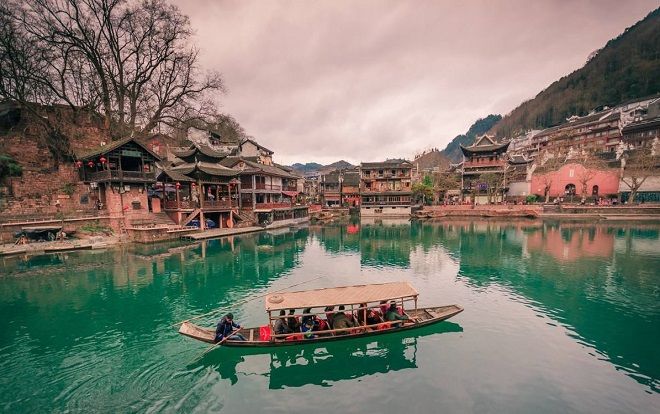 Lạc chốn thần tiên ở Phượng Hoàng cổ trấn nghìn năm tuổi đặc biệt hút khách