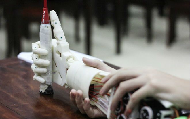 Học sinh lớp 8 chế cánh tay robot điều khiển bằng suy nghĩ