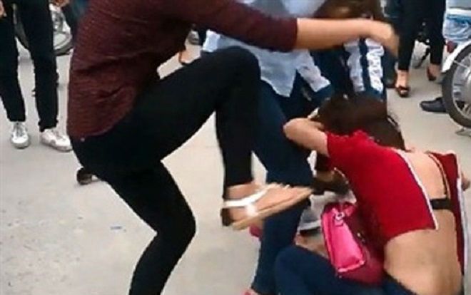 Tạm giữ hình sự nhóm phụ nữ cắt tóc 'tình địch' để dằn mặt giữa phố