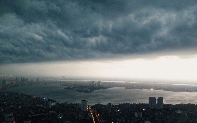Dân mạng 'náo loạn' khi mây đen kéo đến bao trùm kín mít bầu trời Hà Nội