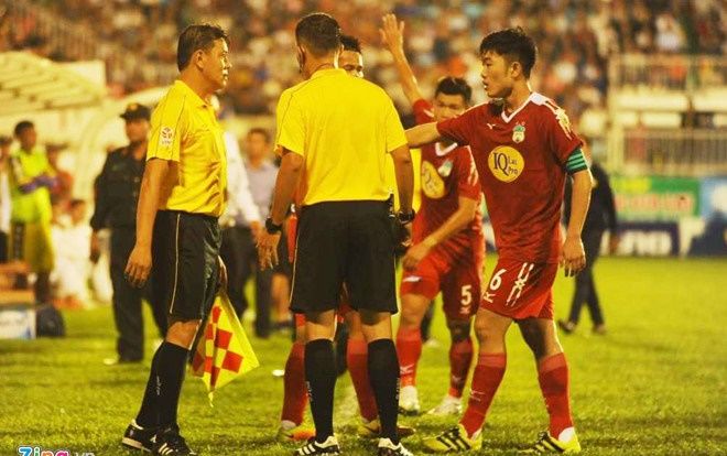 CLB Hà Nội phản ứng trọng tài, bị đuổi cả đội trưởng lẫn HLV trước HAGL