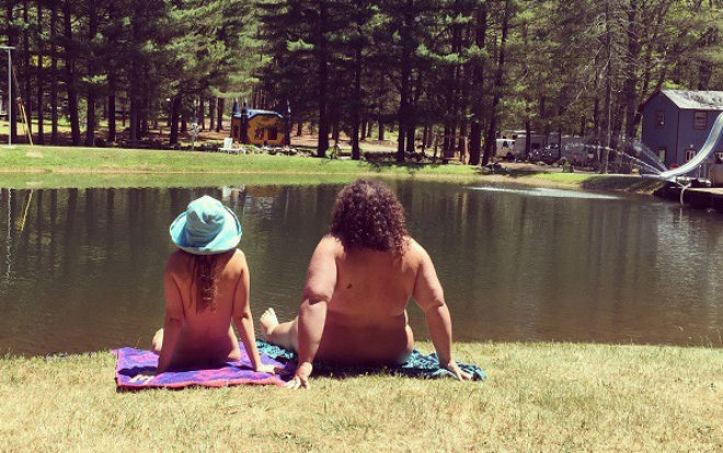 Nghề làm vệ sĩ cho du khách khỏa thân