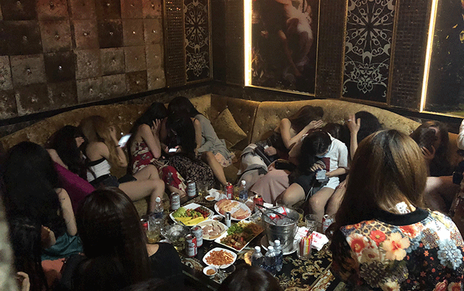 Bất ngờ kiểm tra nhà hàng ở trung tâm Sài Gòn, phát hiện nhiều cô gái ăn mặc khêu gợi đang phục vụ khách