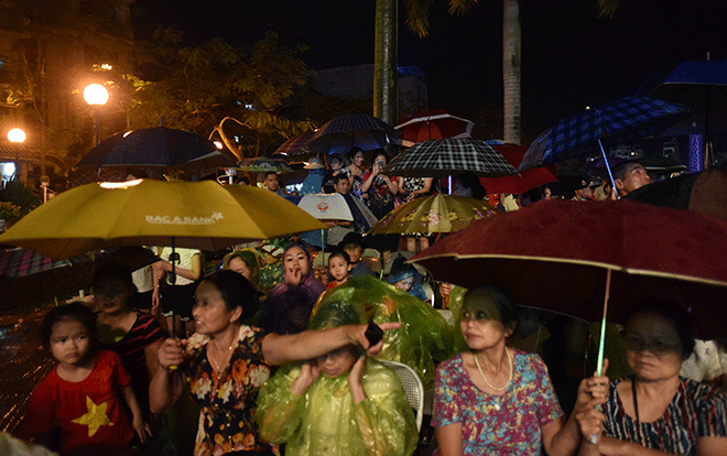 Người Hà Nội đội mưa dự khai trương phố đi bộ Trịnh Công Sơn