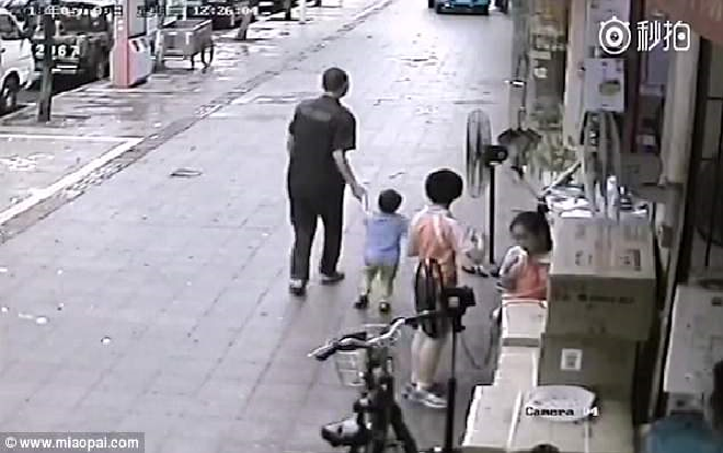 Táo tợn bắt cóc trẻ em giữa ban ngày ở Trung Quốc