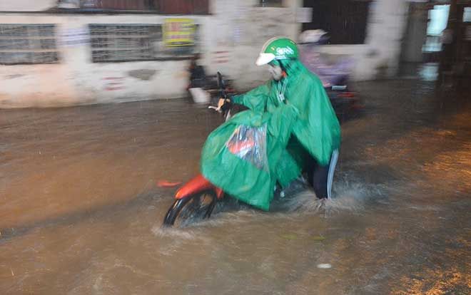2 tiếng mưa lớn chưa có dấu hiệu ngớt, khắp ngõ phố Hà Nội biến thành sông