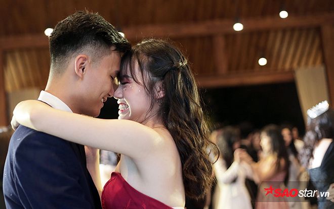 Nam sinh chuyên Nguyễn Huệ nhảy cực đỉnh để tỏ tình với crush trong đêm hội cho học sinh cuối cấp