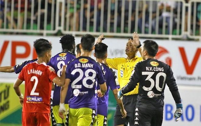 Trọng tài sai bị treo còi, đội bóng coi thường khán giả xử thế nào?