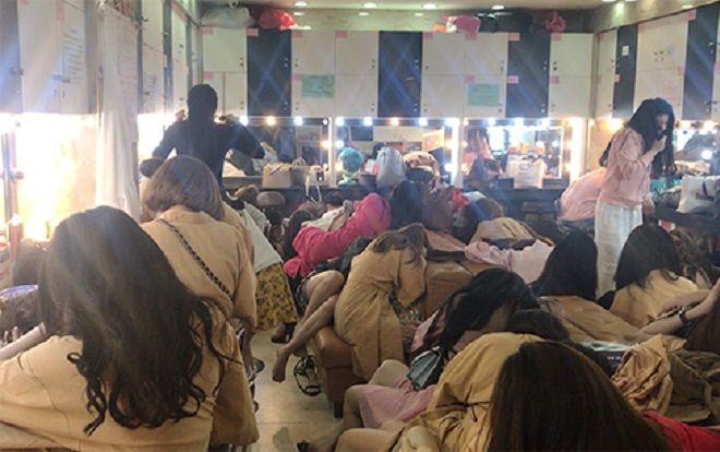 Đột kích nhà hàng thác loạn bậc nhất Sài Gòn, phát hiện hàng chục tiếp viên ăn mặc 'khiêu dâm'