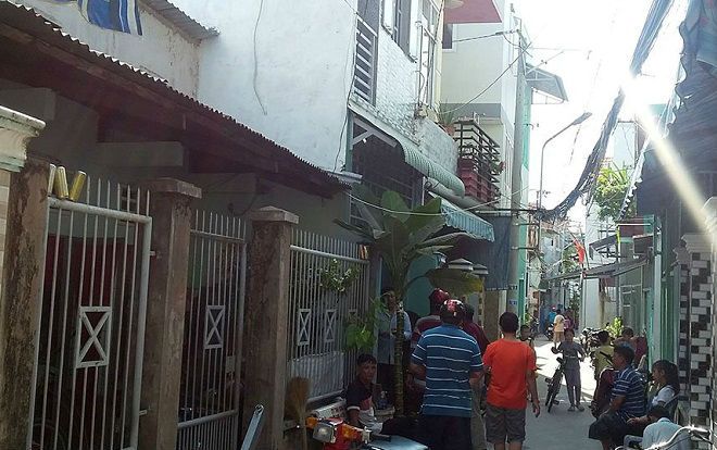 Người đàn ông tử vong cạnh vũng máu, trên cổ có vết cắt sâu