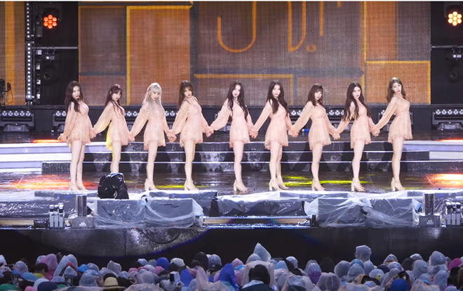 Clip 'bốc phốt' đáng yêu nhất Dream Concert 2018: Vừa hát vừa 'chạy đua' trên sân khấu