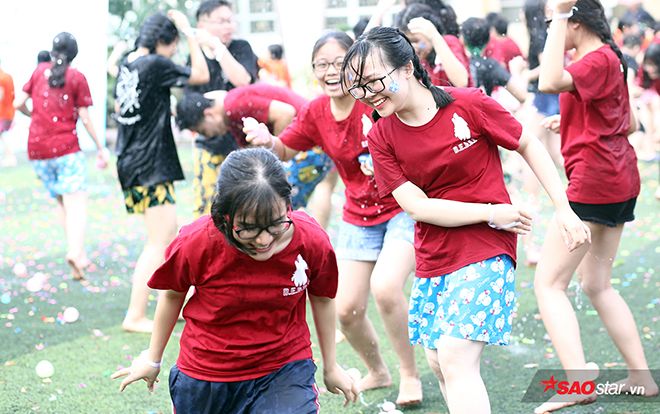 Teen cuối cấp Yên Hòa tưng bừng trong đại chiến bóng nước