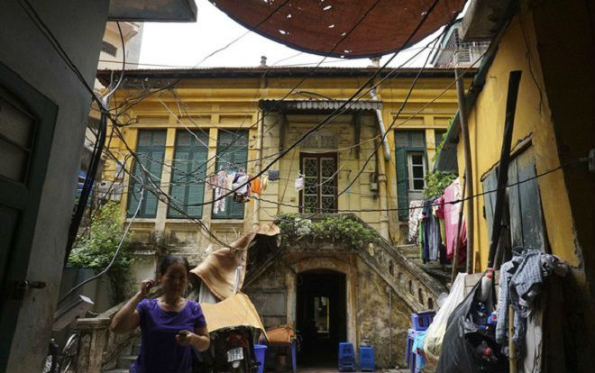 Bên trong những biệt thự cổ 'xập xệ đến khó tin' ở Hà Nội