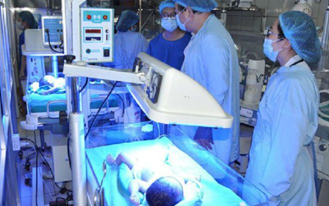 Nuôi dưỡng thành công cặp song sinh nặng 0,9 kg và 1,1 kg