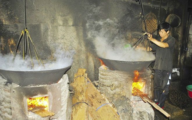 Vui buồn những phận người 'hấp' đời mình trong lò cá