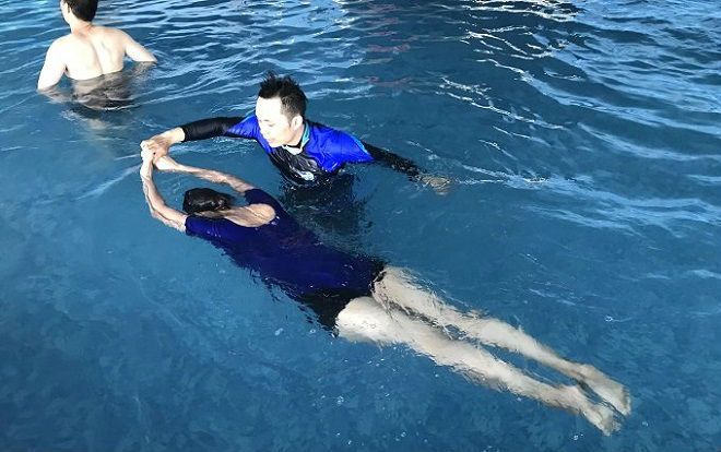 Kẻ rình mò trong phòng thay đồ theo lời kể của HLV bơi lội