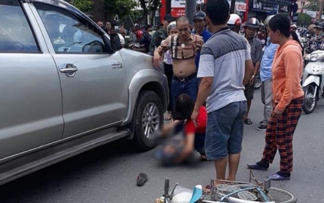 Khởi tố tài xế giận vợ lùi xe bán tải khiến một cụ già tử vong