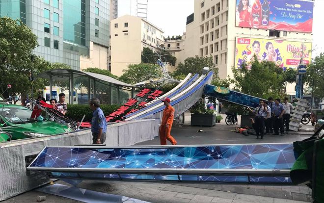 Gió lớn quật ngã cổng chào phố đi bộ Nguyễn Huệ, một người dân bị thương