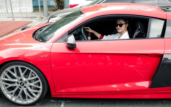 Chẳng mấy khi nhắc đến xe hơi nhưng Đông Nhi lại đang lái một chiếc siêu xe giá 13 tỷ đồng