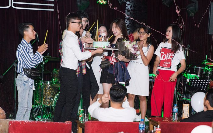 Hương Tràm hạnh phúc trong vòng tay fan đón tuổi mới