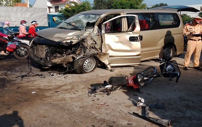 Xe du lịch va chạm với xe tải, 6 người bị thương nặng
