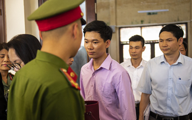 Rời phòng xử án, BS Hoàng Công Lương khẳng định không đồng ý với toàn bộ cáo trạng