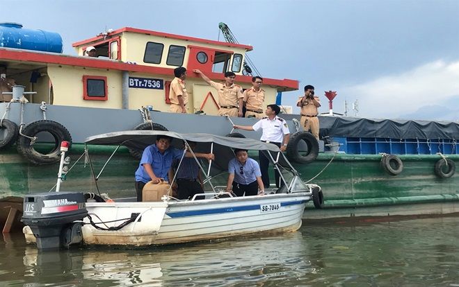 Ghe hơn 100 tấn chìm ở kênh Sài Gòn, 3 người bơi vào bờ thoát chết