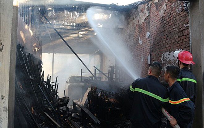 Cháy chợ trung tâm thành phố Vinh, tiểu thương lao vào cứu hàng