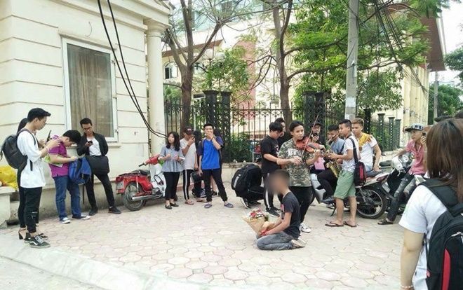 Xôn xao hình ảnh nam thanh niên cầm bó hoa quỳ gối ngay trước cổng trường chờ bạn gái