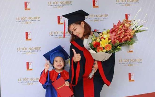 Loạt ảnh mẹ và con gái cùng dự lễ tốt nghiệp Đại học khiến ai nấy thích thú, nào ngờ chuyện phía sau rất buồn