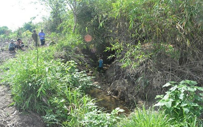 Phẫn nộ 2 yêu râu xanh thay phiên nhau hãm hại bé gái 13 tuổi bên bờ suối