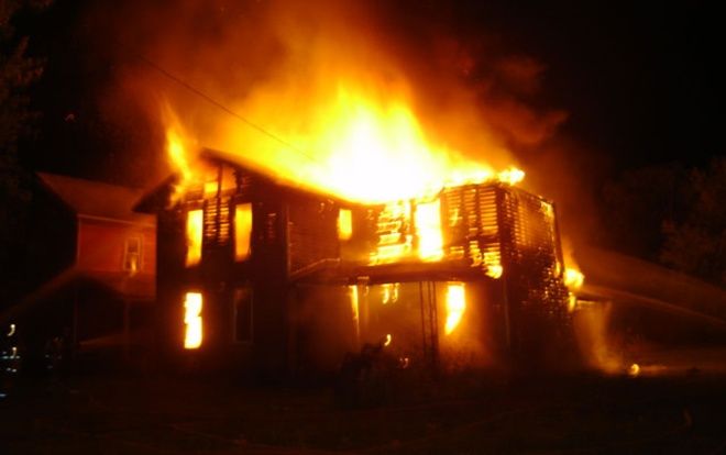 Người đàn ông quyết lao mình vào nhà đang cháy vì lý do không tưởng