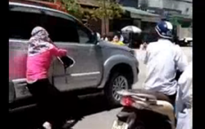 Vụ phát hiện chồng chở bồ nhí trong ô tô, vợ đánh đu trên nắp capo: Trước đó vợ và nhân tình đã xảy ra ẩu đả