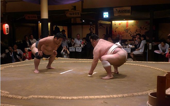 Nhà hàng sumo ở Nhật Bản, nơi thực khách thách đấu các võ sĩ