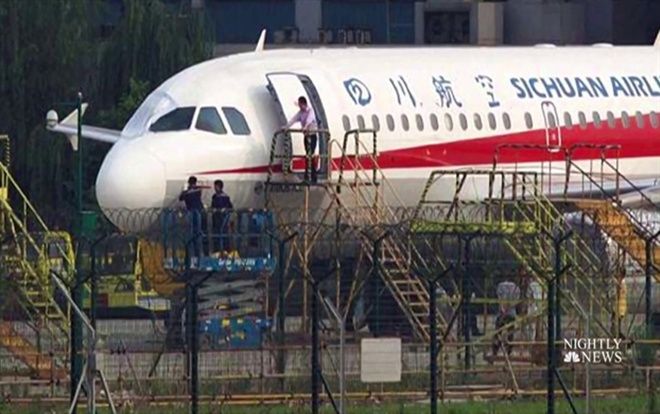 Viên phi công 'anh hùng' kể lại thời khắc cơ phó bị hút ra ngoài không trung