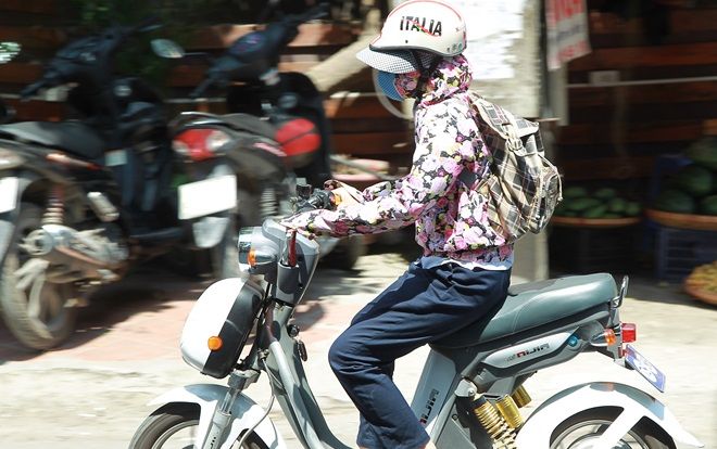 Mới đầu hè người Hà Nội đã bị ám ảnh vì nắng nóng, cứ ra đường là thấy cả một thế giới ninja