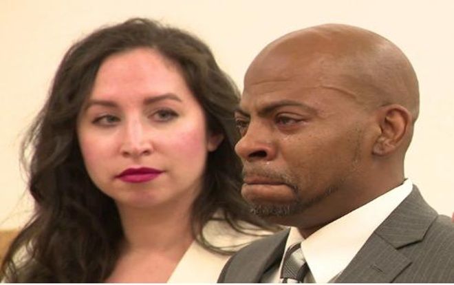 Người đàn ông khóc nức nở khi được minh oan tội giết người sau 27 năm