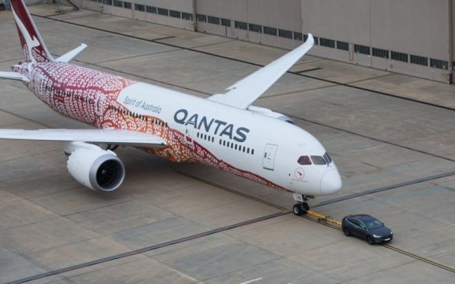 Xe điện Tesla Model X lập kỷ lục Guinness khi kéo được cả một chiếc máy bay Boeing