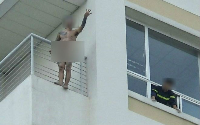 Thanh niên 'ngáo đá' khỏa thân 'làm xiếc' ngoài lan can tầng 10 bệnh viện
