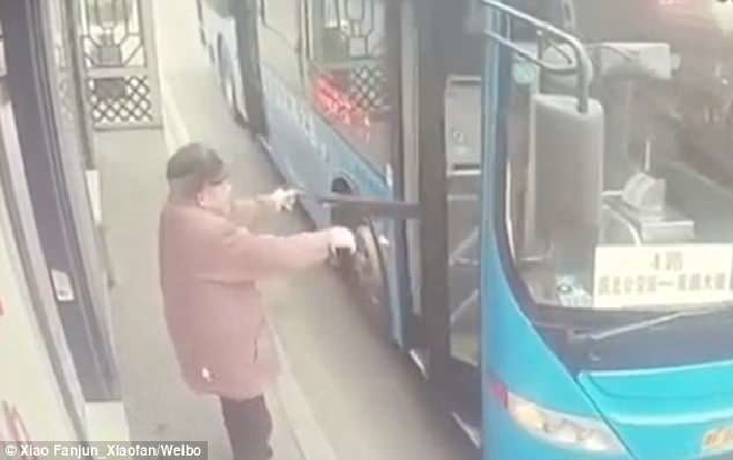 Tranh cãi gay gắt về vụ ông lão gặp nạn khi cố mở cửa xe buýt bằng ô