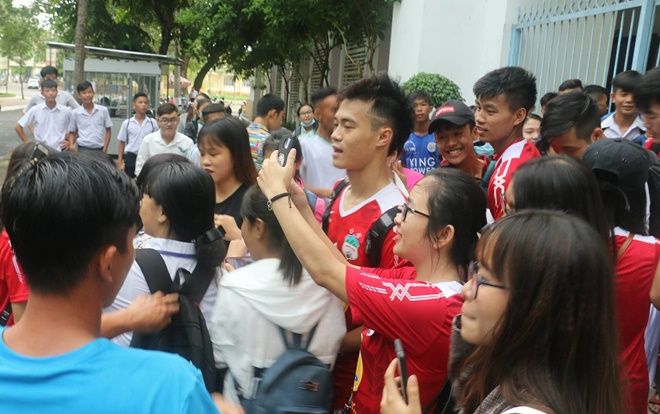 Công Phượng, Văn Toàn bị fan nữ Cần Thơ 'vây kín' ở Tây Đô