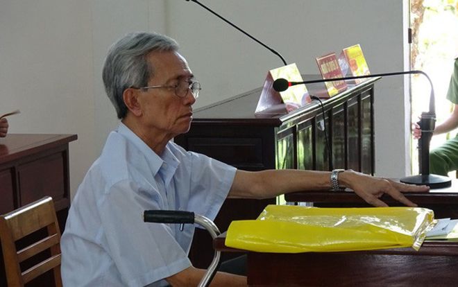 Vụ dâm ô ở Vũng Tàu: Kháng nghị hủy án, tạm đình chỉ chủ tọa