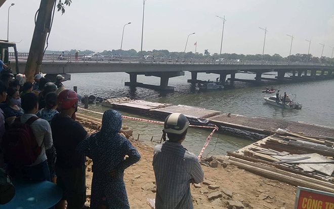 Cha buộc chặt con gái 2 tuổi vào bụng rồi nhảy sông tự tử