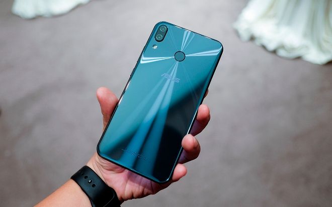 Cận cảnh ZenFone 5 vừa ra mắt tại VN: Thiết kế bóng bẩy, màn hình 'tai thỏ' và camera cao cấp