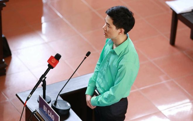 Bác sĩ Hoàng Công Lương khai được cho xem bản cung người khác để khai giống, điều tra viên nói ‘đó chỉ là ngẫu nhiên’