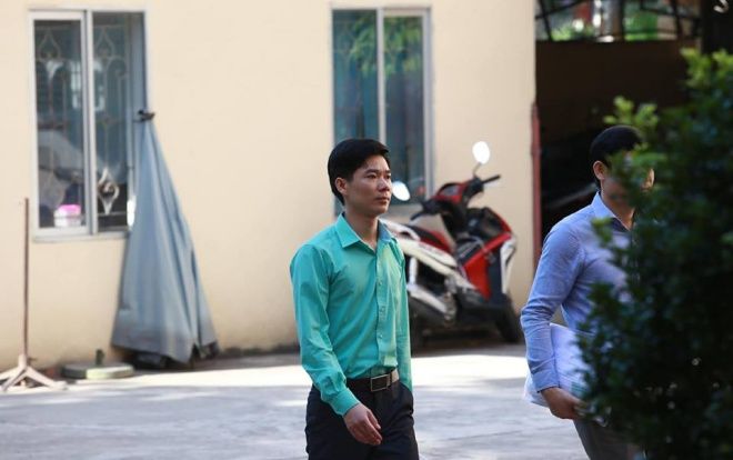 Vì sao bác sĩ Hoàng Công Lương mặc áo màu xanh trong suốt 3 ngày xét xử?