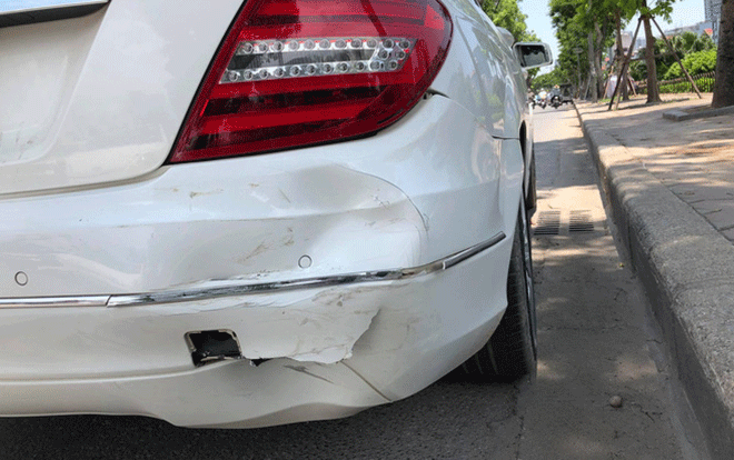 Ô tô bị đâm đến nỗi móp đuôi xe thiệt hại cả chục triệu và cách ứng xử của người chủ xe khiến dân mạng 'phục sát đất'