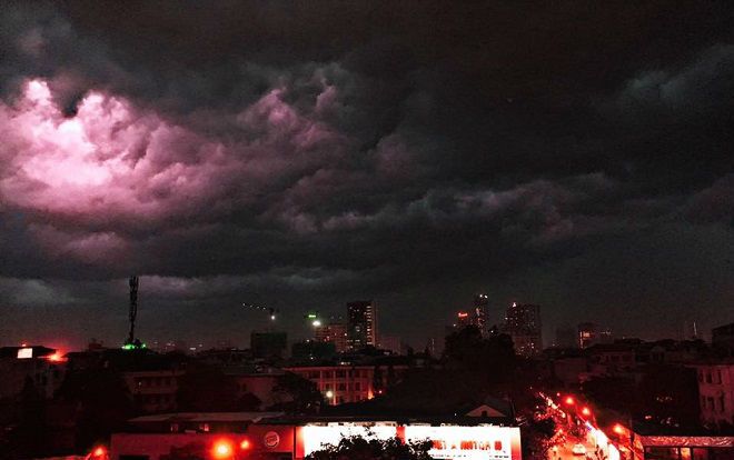 Sau nhiều ngày nắng gắt, Hà Nội vừa trải qua một trận cuồng phong