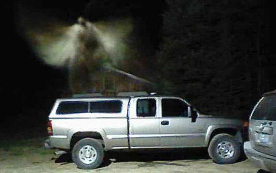 Bức ảnh 'thiên thần lơ lửng' trên xe gây xôn xao